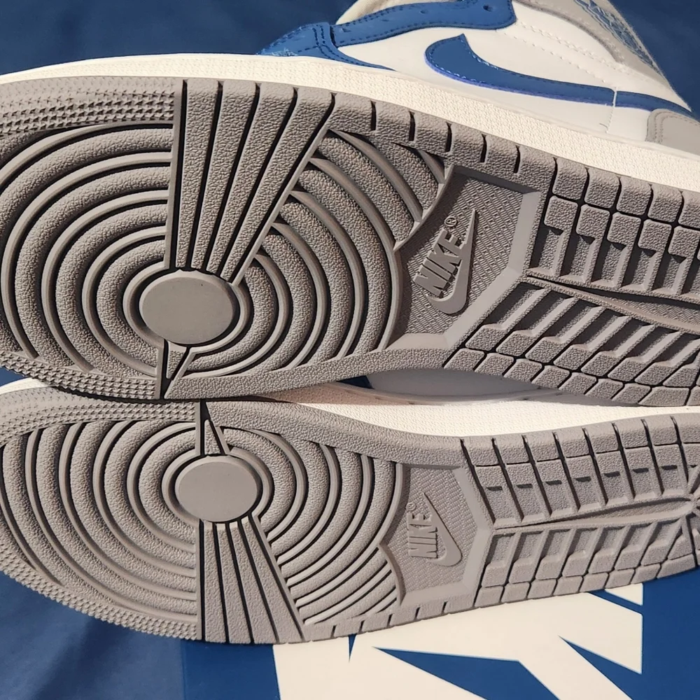 Adult Air Jordan 1 Retro High OG - Picture 4 of 6